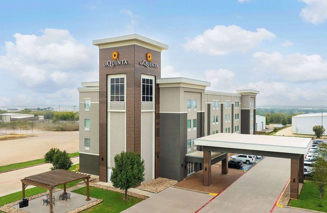 La Quinta Inn & Suites by Wyndham Denton - University Drive