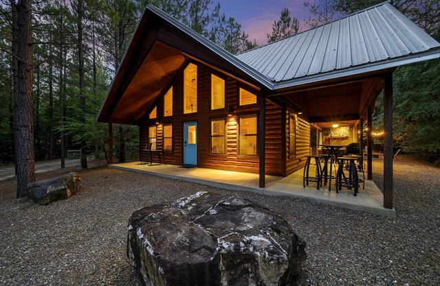 LA ROCA - Luxury Honeymoon Cabin, Hot Tub, Outdoor Fireplace, Walk to Dining!