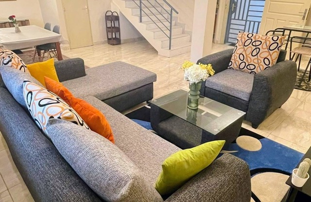 La Siesta Abidjan-Charming 2-bedroom Split-Mezzanine level apartment; WiFi-AC.