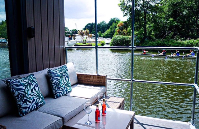 Lady Lily Maidstone River Boat with Castle Views