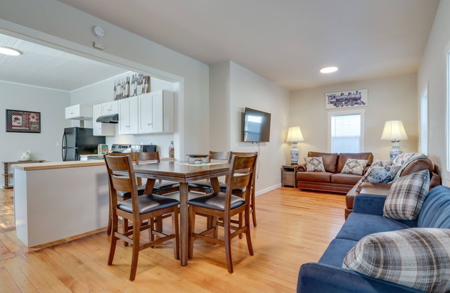 Lafayette Townhome: Cozy Retreat w/Private Patio