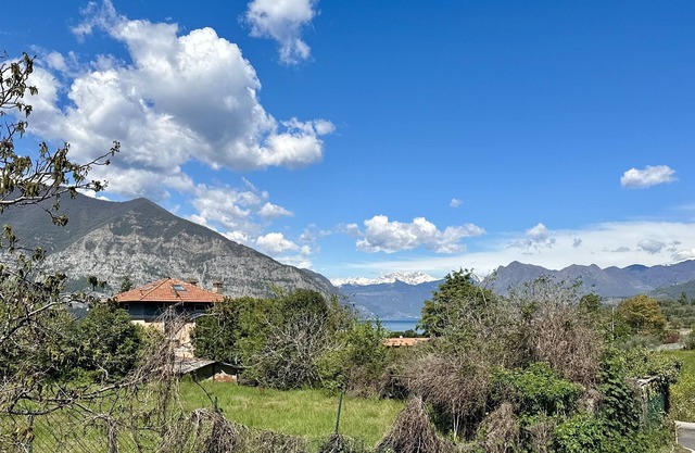 Lake and mountain view house - with private garage