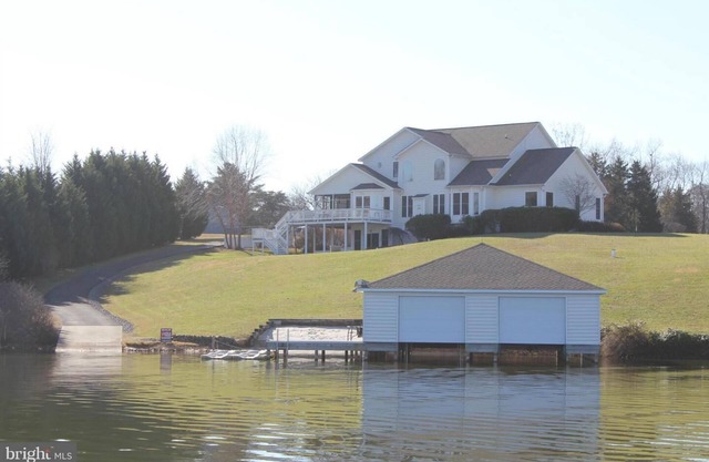 Lake Anna public side, private boat ramp, firepit, sandy beach & more!