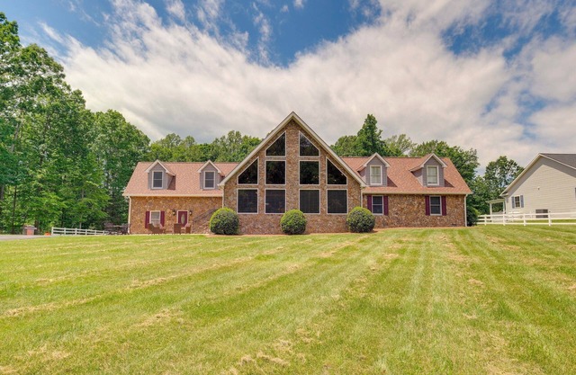 Lake Anna Retreat w/Dock Access: Boating & BBQs!