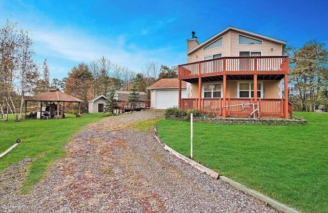 Lake Ariel: Families, Sauna, KING Bed, BBQ Firepit, Pool, Outdoor Kitchen