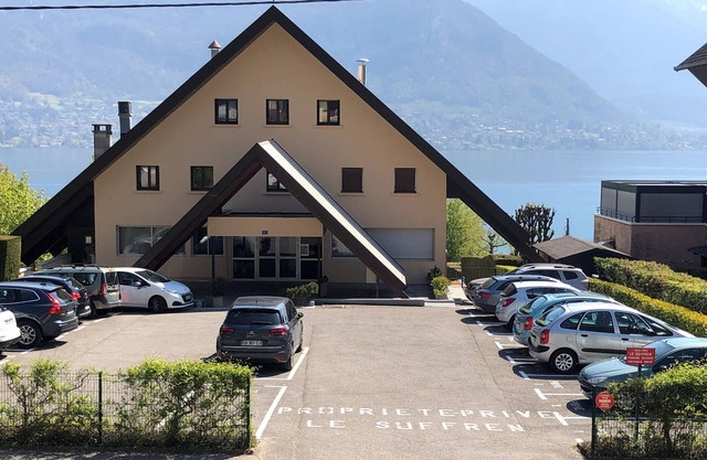 Lake at 70M, rarity to enjoy, parking, elegant contemporary bathroom, bicycle