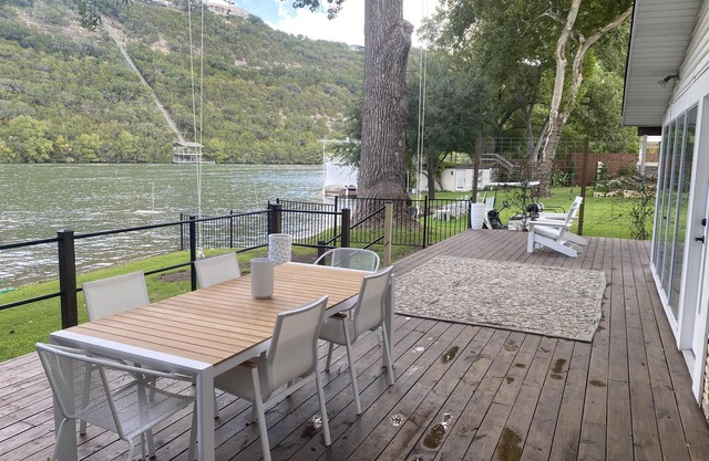 Lake Austin waterfront home in Westlake - Sleeps 6, Beautiful Remodel, 2 decks