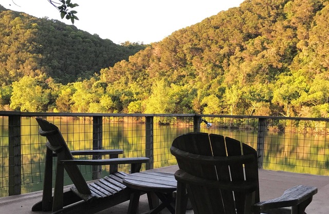 Lake Austin Waterfront Retreat - Hot Tub, SUP, WiFi, Dogs Welcome