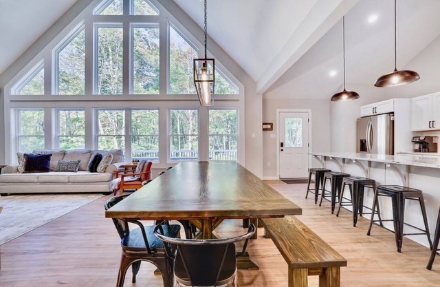 Lake & Beach + Firepit + King Beds + Swing set