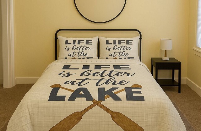 Lake Breeze Cottage. nOne block from the lake, walking distance to downtown!