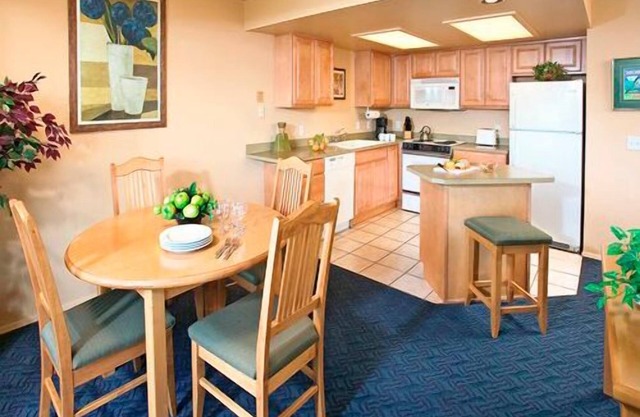 Lake Chelan Shores, Nice Chelan Waterfront resort, Great summer deals!