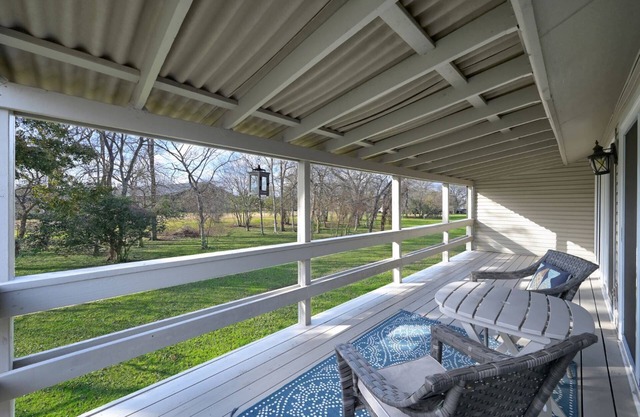 Lake Conroe Condo in Gated Community with Porch & Modern Amenities—Your Ideal Getaway Spot!