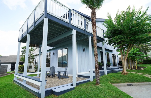 Lake Conroe Retreat. Stunning Views & Private Deck