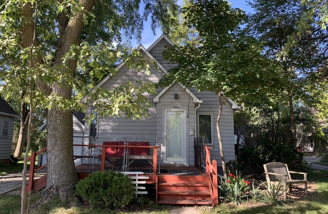 Lake Cottage ~ Relaxing Getaway ~ Resort Town