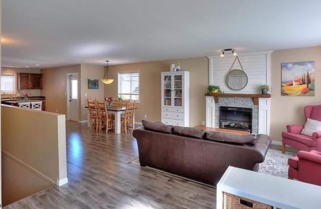 Lake Country spacious 1-bed w/ access to rail trail and short walk to Wood Lake