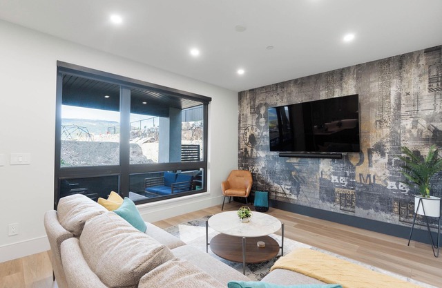 Lake Country Vacay | w/King Bed