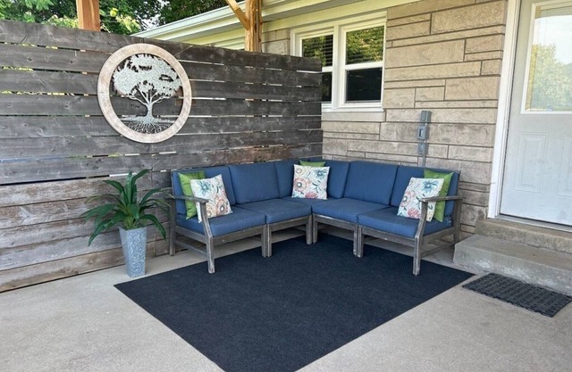 LAKE CUMBERLAND, FENCED YARD, FIRE PIT, HOT TUB, 100 meg internet, FIREPLACE