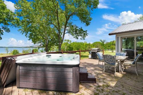 Lake Escape Lakefront Lodge at Red Bud Cove