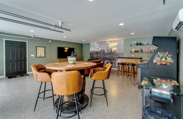 Lake Front, Arcade, Kayaks, Fire pit-NEWLY REMODELED Callahan's Shore Thing