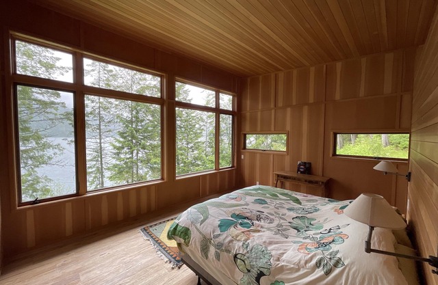 Lake Front, Boat Access only house on private acreage