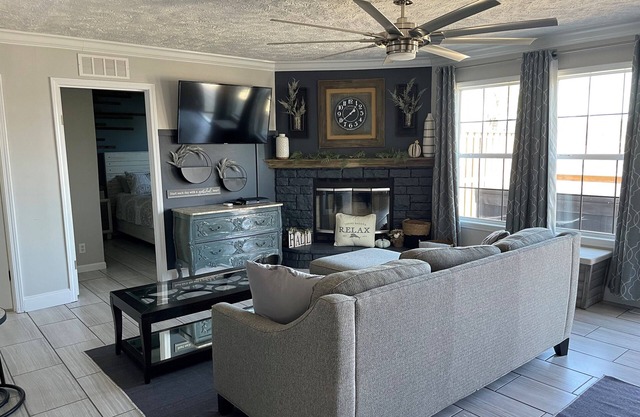 Lake front cabin on main channel Douglass Lake Great for families