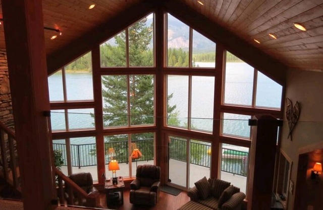 Lake front cabin on Tie Lake. Sleeps max 10. Ideal for 2 or 3 familes.