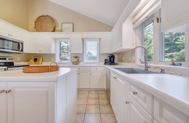 Lake Front Family Home Quiet Cove Gentle Slope to Dock & Sandy Beach in PENHOOK