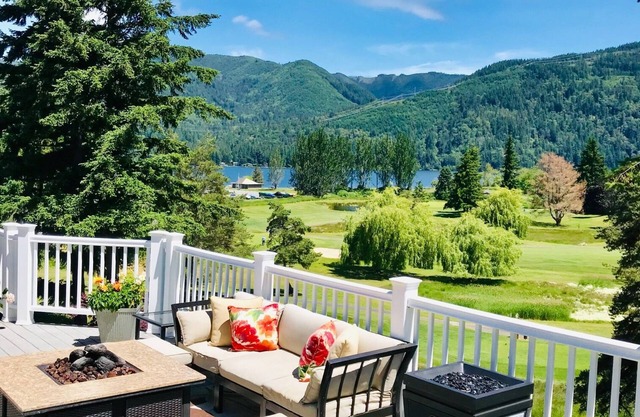 Lake Front Holiday! The BEST view in the valley, on Lake Whatcom and Golf Course