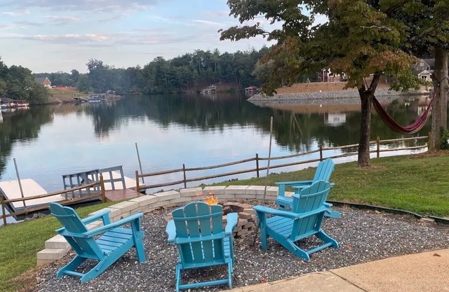 Lake front home 25 ft from water w/private dock, firepits, kayaks & paddle boat