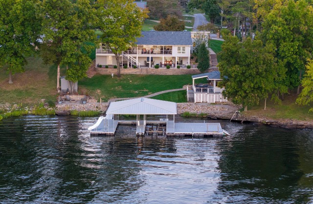 Lake Front Luxury-5 beds, 3 baths, Tiki Bar, 2 slip dock