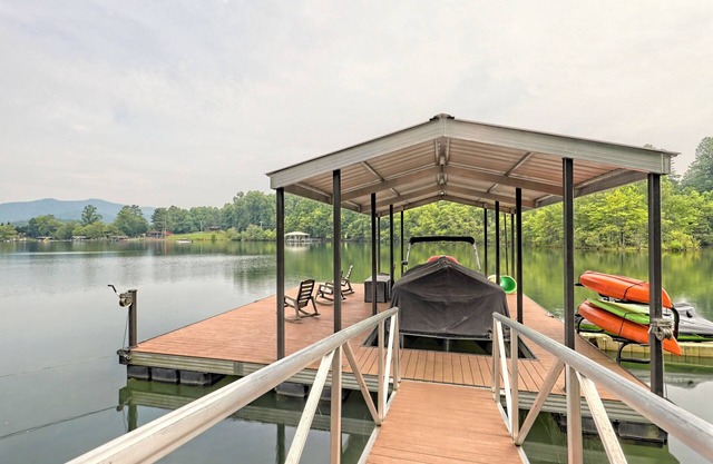 Lake Front, Newly Remodeled, Hot Tub, nFire Pit, Kids Playhouse, Pet Friendly!