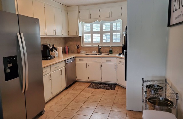 Lake Front Retreat! Sleeps 10