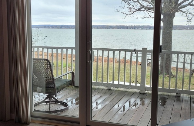 Lake Frontage home with private dock, Relax-Refresh-Renew, Sleeps 10.