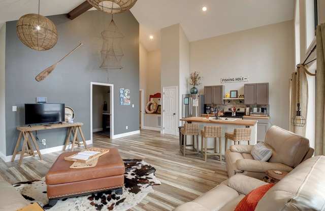 Lake Guntersville Getaway w/Shared Boat Dock!