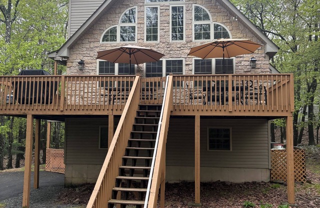 Lake Harmony Big Boulder Chalet w/hot tub,pool table,ping pong,fire pit,pets ok