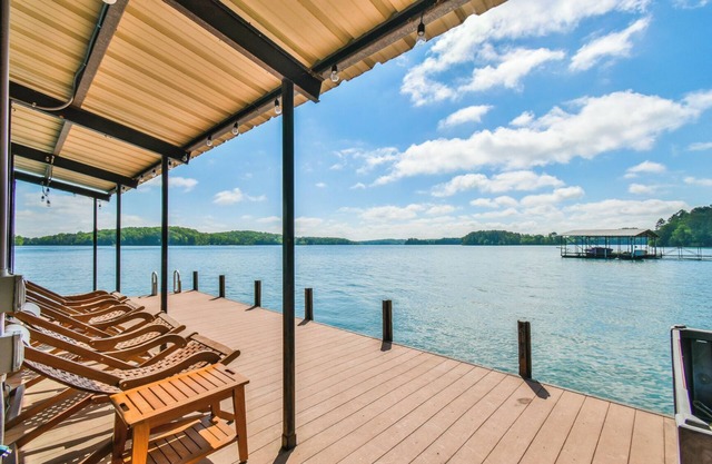 Lake Hartwell Escape: Dock, Kayaks & Game Room