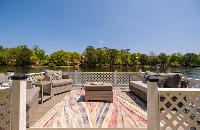 Lake Haven-Entire guesthouse with Hot Tub, Paddleboat, and Fishing!