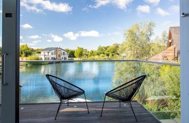 Lake House | Cotswold Stay with Hot Tub & Kayak
