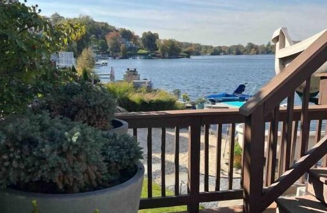 Lake house in Mahopac with a VIEW!