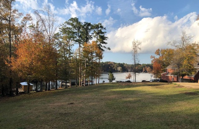 Lake House Retreat! Near~Marina/Eateries/Grocery Relax/Fish/Boat/Nothin