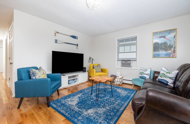 LAKE HOUSE! Walking distance to Lake Pocotopaug!