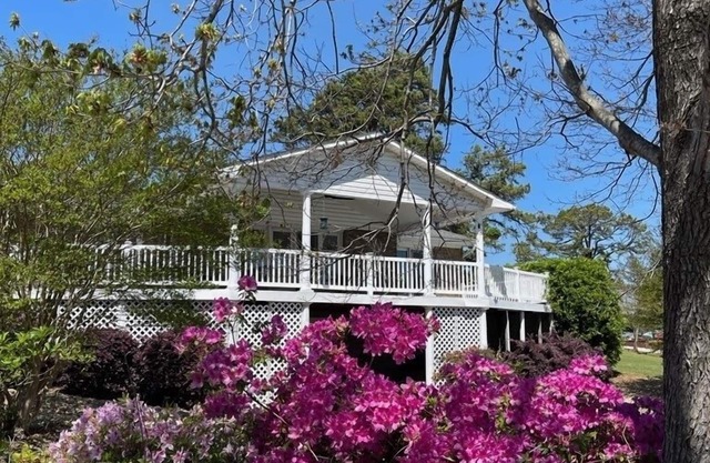 Lake House with Dock, Pool, and Pet Friendly. 8 Minutes from Clemson.