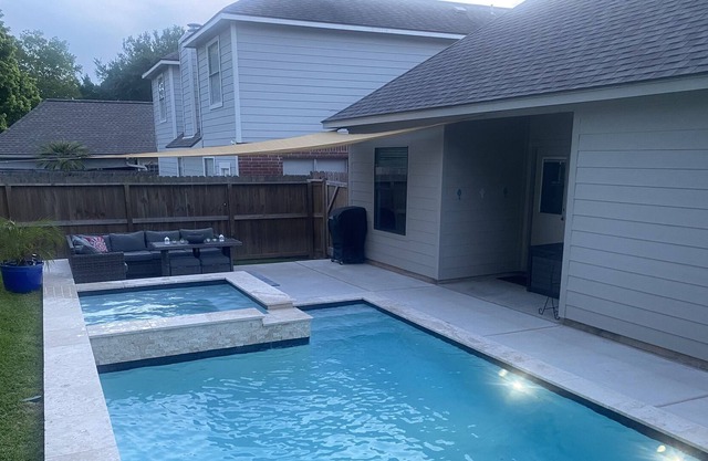 Lake House with pool and 1 mile from lake marina