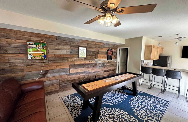 Lake It Easy – Waterfront 7 BDR!