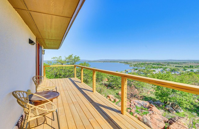 Lake Lawtonka View: Mountaintop Medicine Park Home
