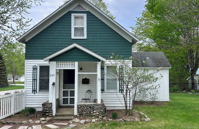 Lake Leelanau Cape Cod -Family Friendly-Wine Country -Pet friendly-