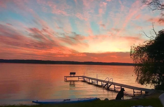 Lake Leelenau Waterfront Cottage-close to Traverse City, Fishtown & Suttons Bay