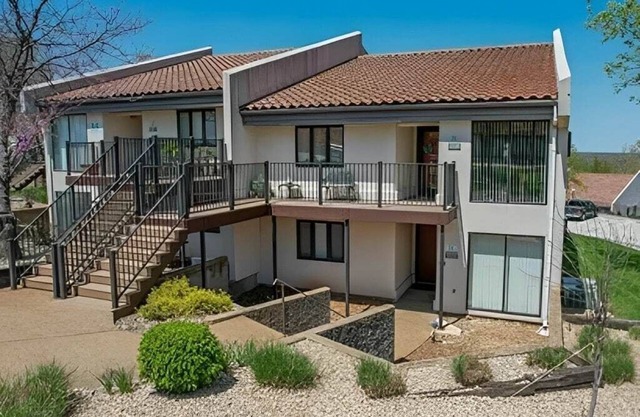 Lake-Life Condo · Lake-Life Condo close to Attractions & LOZ strip