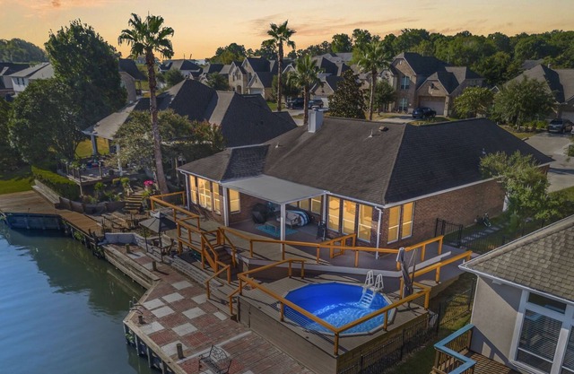 Lake life on the Shoreline - Sleeps 9 Guests and w/Pool and PS5