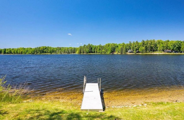 Lake Louise Waterfront - Sleeps 8 - Pets Welcome - Kayaks + Snow Trails Nearby